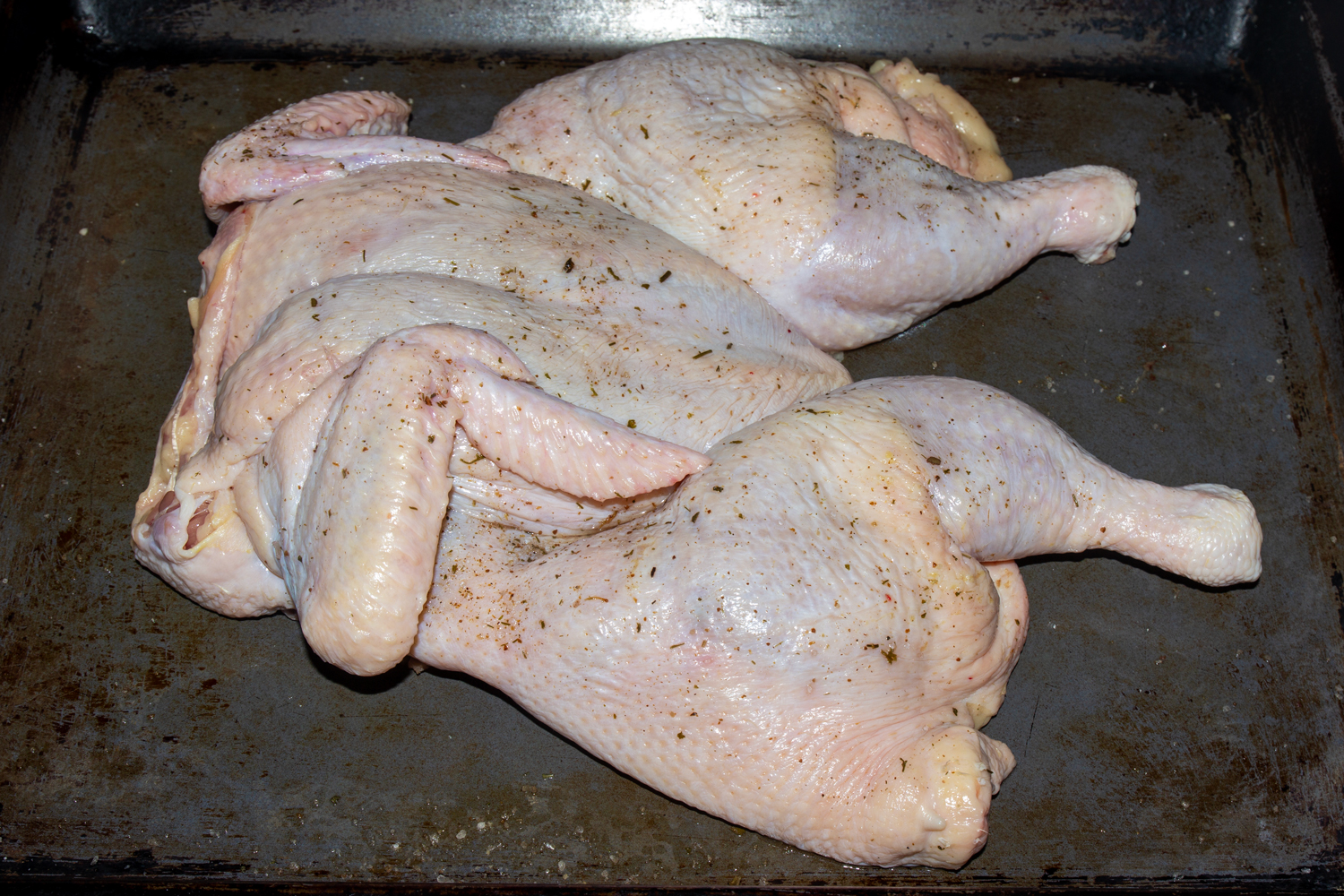 курицу помажьте специями по рецепту Курица, запечённая на противне с картошкой курица в специях по рецепту Курица, запечённая на противне с картошкой