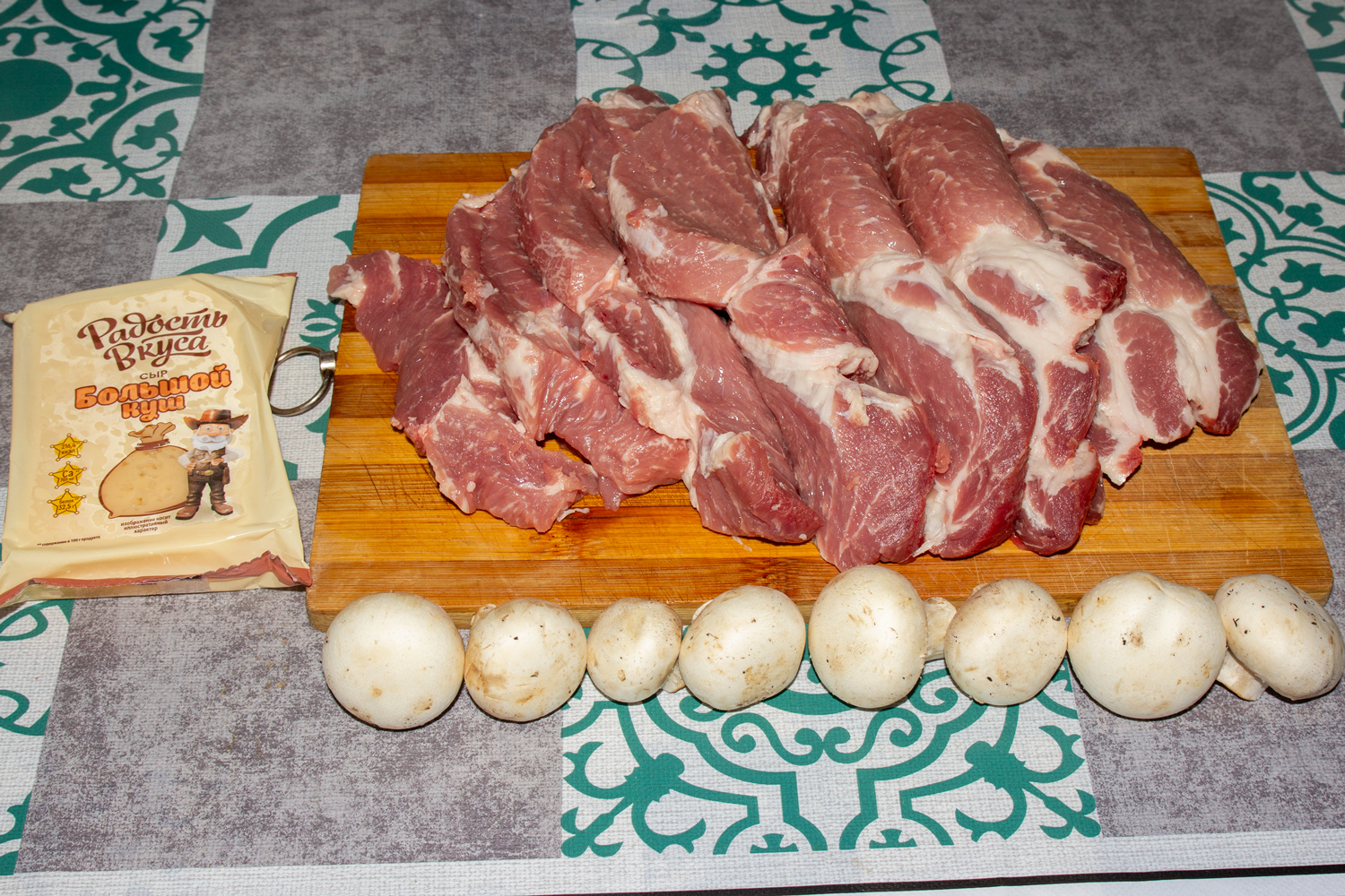 продукты для рецепта Свиные стейки с грибами под сыром