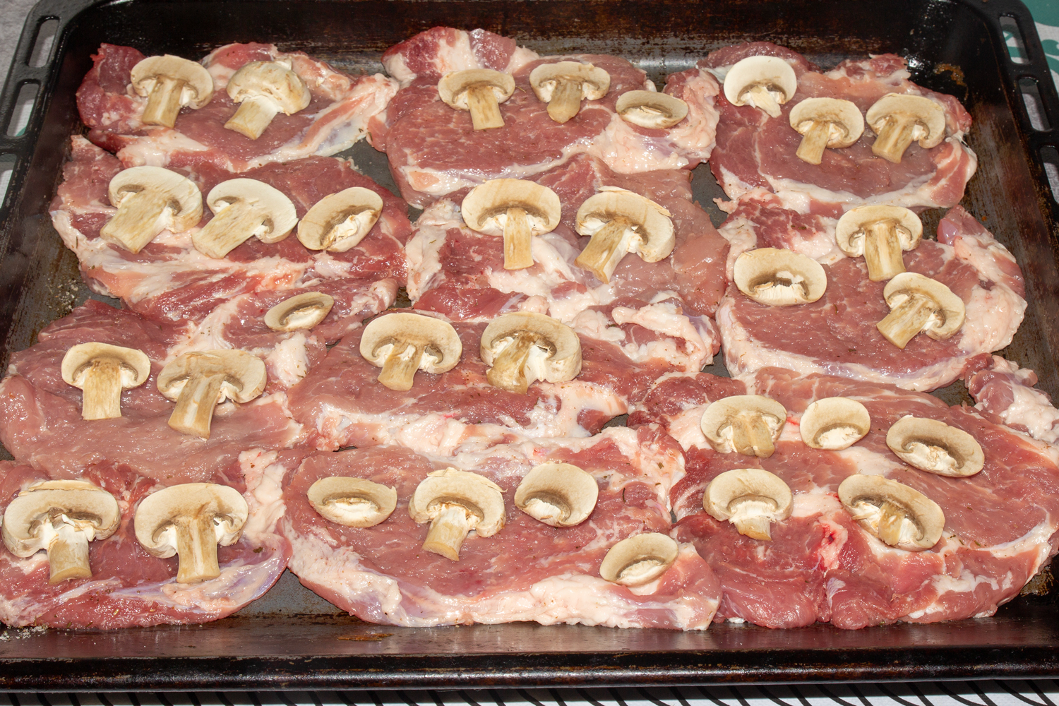 грибы нарезанные по рецепту Свиные стейки с грибами под сыром