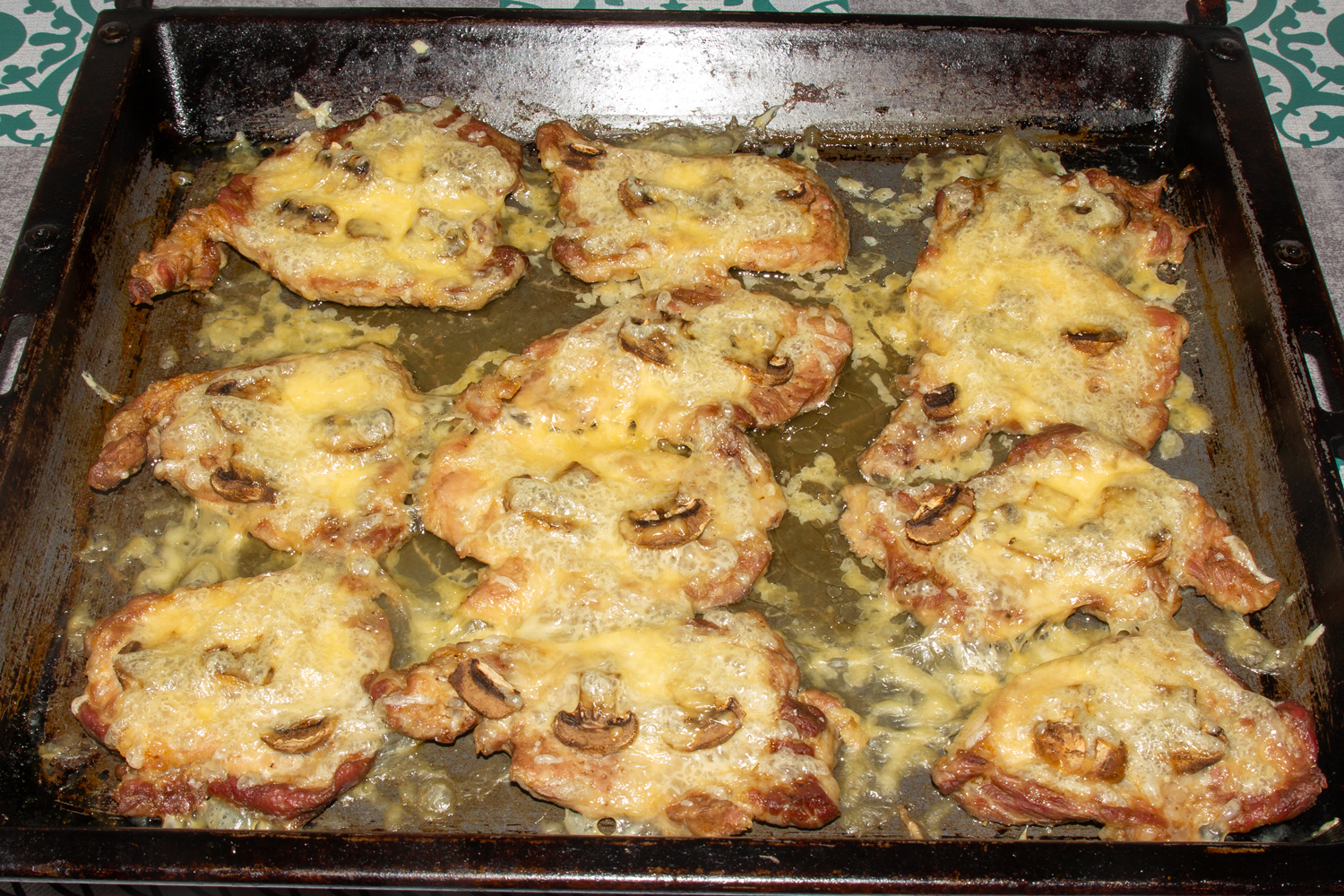 готовое мясо по рецепту Свиные стейки с грибами под сыром