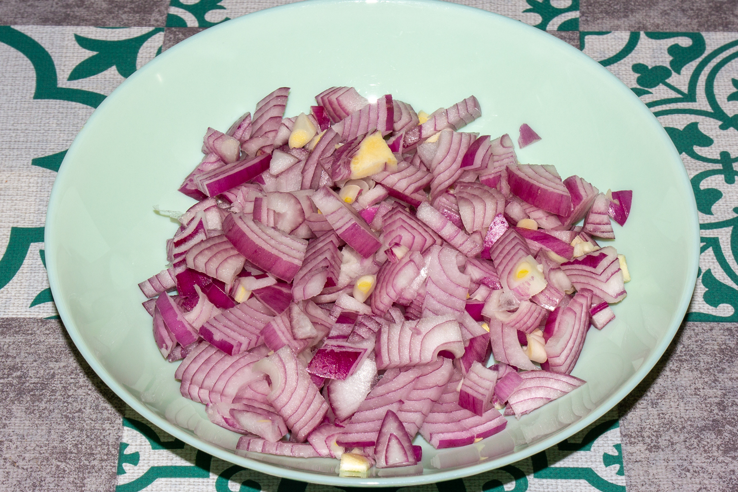 нарезанный лук по рецепту Гречневая каша с мясом