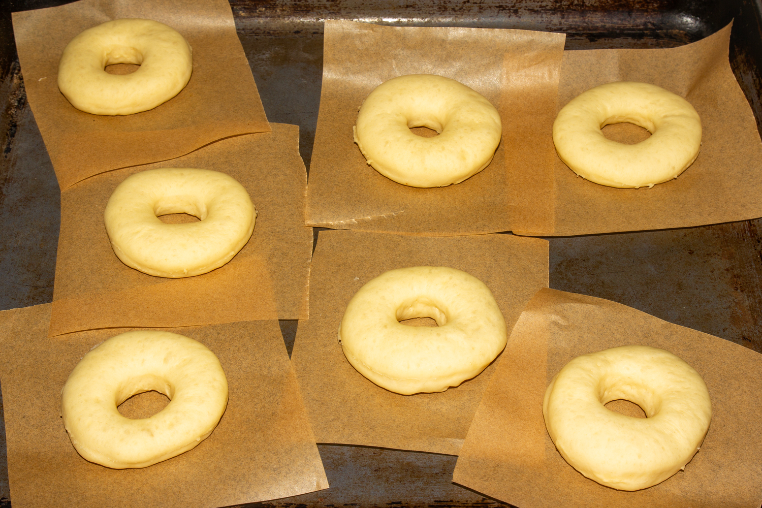 сформируйте пончики по рецепту Пончики, покрытые шоколадом пончики сформированные по рецепту Пончики, покрытые шоколадом