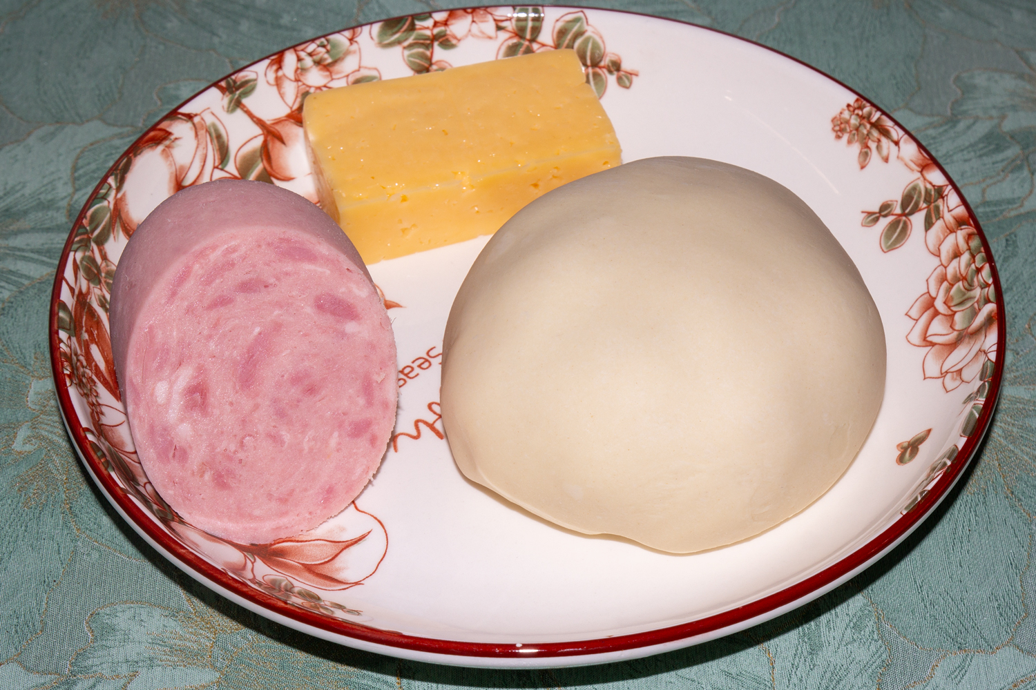 ингредиенты для рецепта Чебуреки с ветчиной с сыром продукты для рецепта Чебуреки с ветчиной с сыром