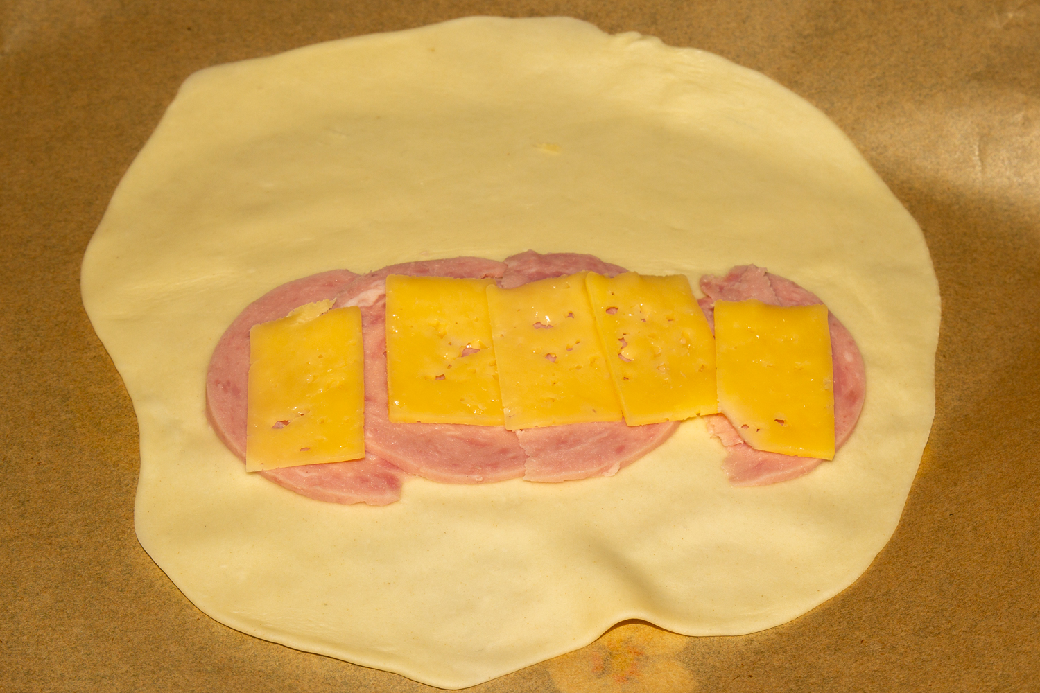 выложите начинку по рецепту Чебуреки с ветчиной с сыром начинка по рецепту Чебуреки с ветчиной с сыром