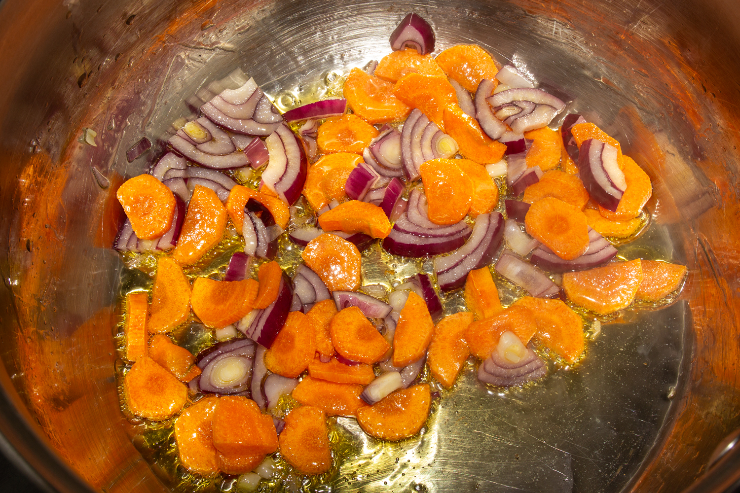 нарезанный лук по рецепту Суп Охотничий с колбасками