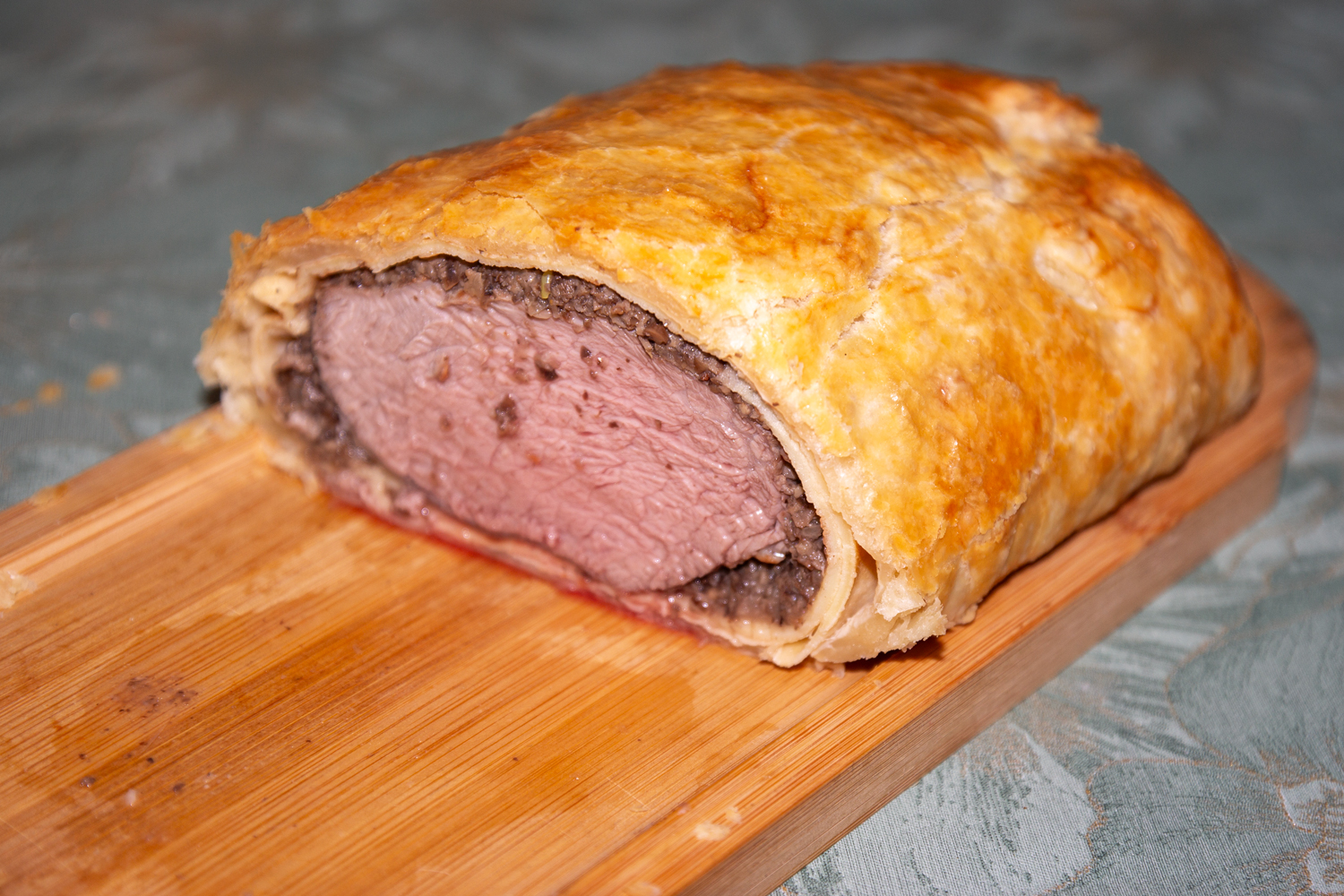 нарезанная говядина по рецепту Говядина Веллингтон