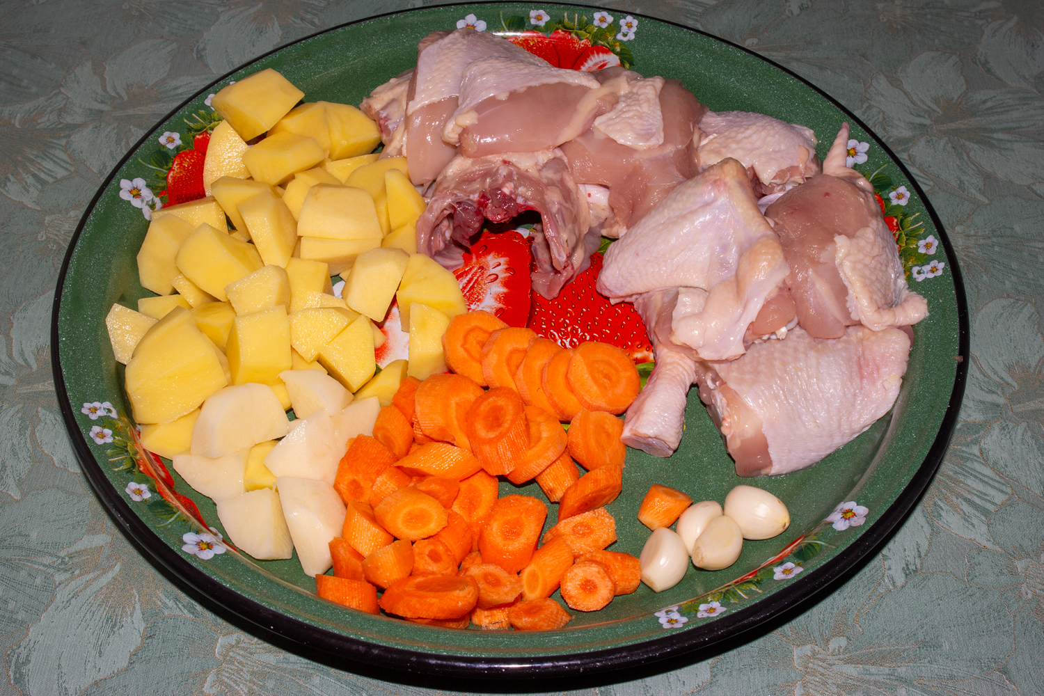 нарезанные продукты для рецепта Курица с картошкой и овощами
