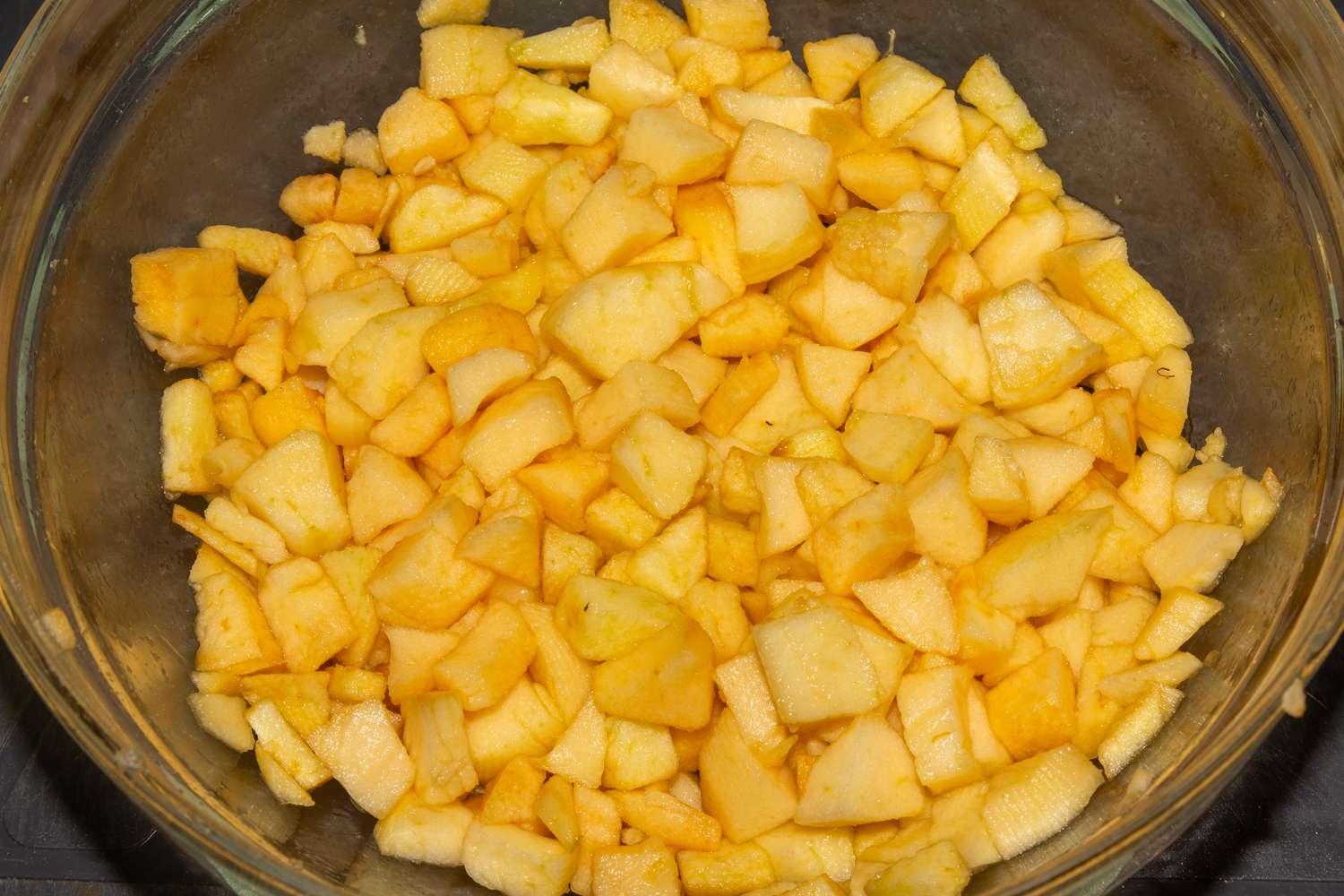 нарезанные яблоки по рецепту Яблочный штрудель классический