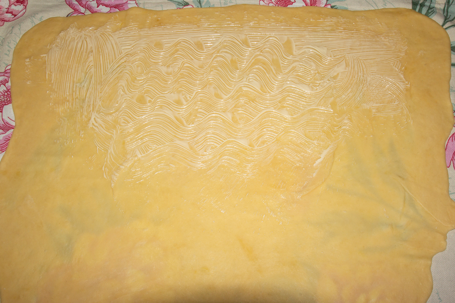 раскатанное тесто по рецепту Яблочный штрудель классический