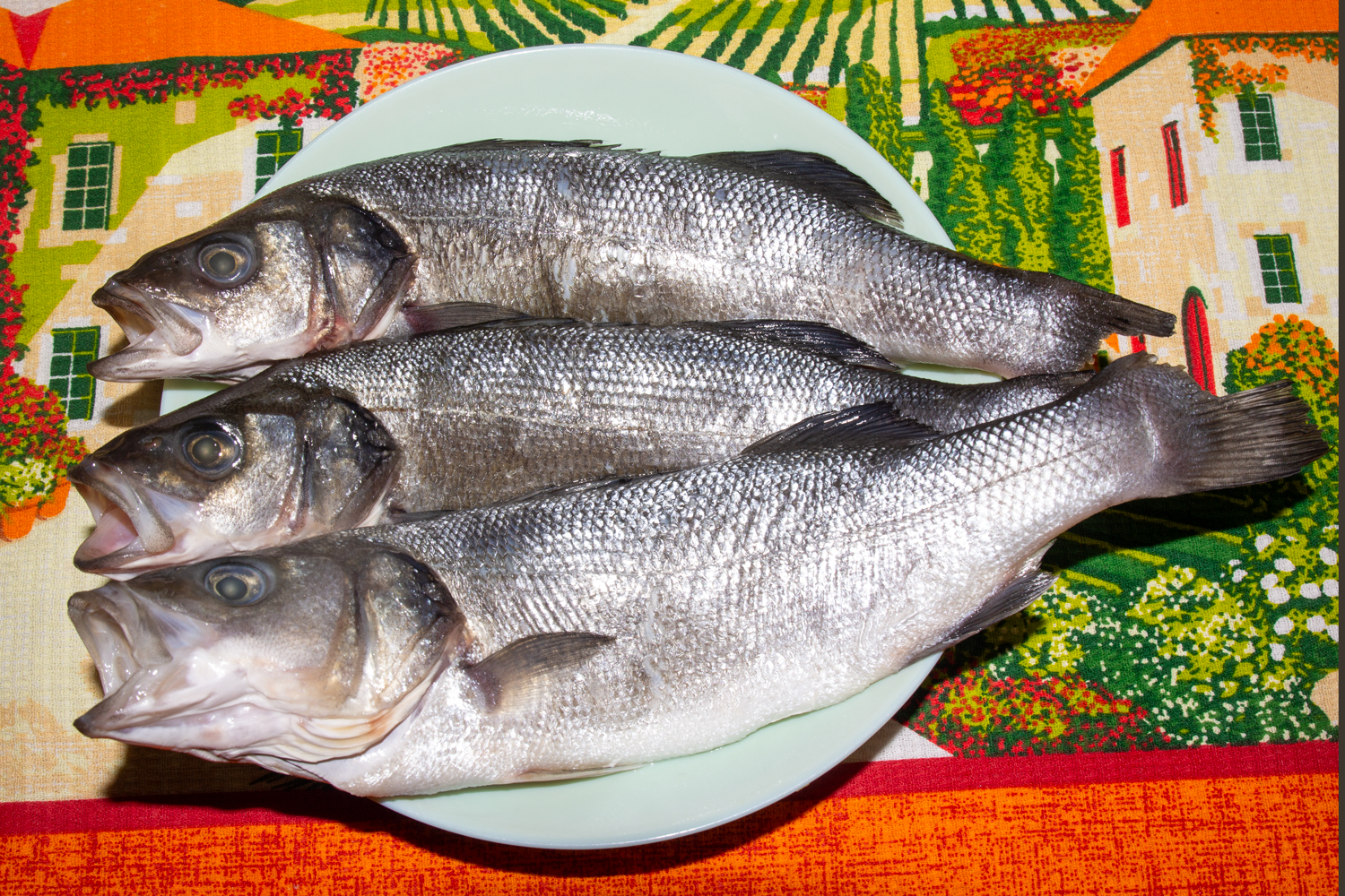 потрошенный сибас по рецепту Сибас в духовке с розмарином и лимоном