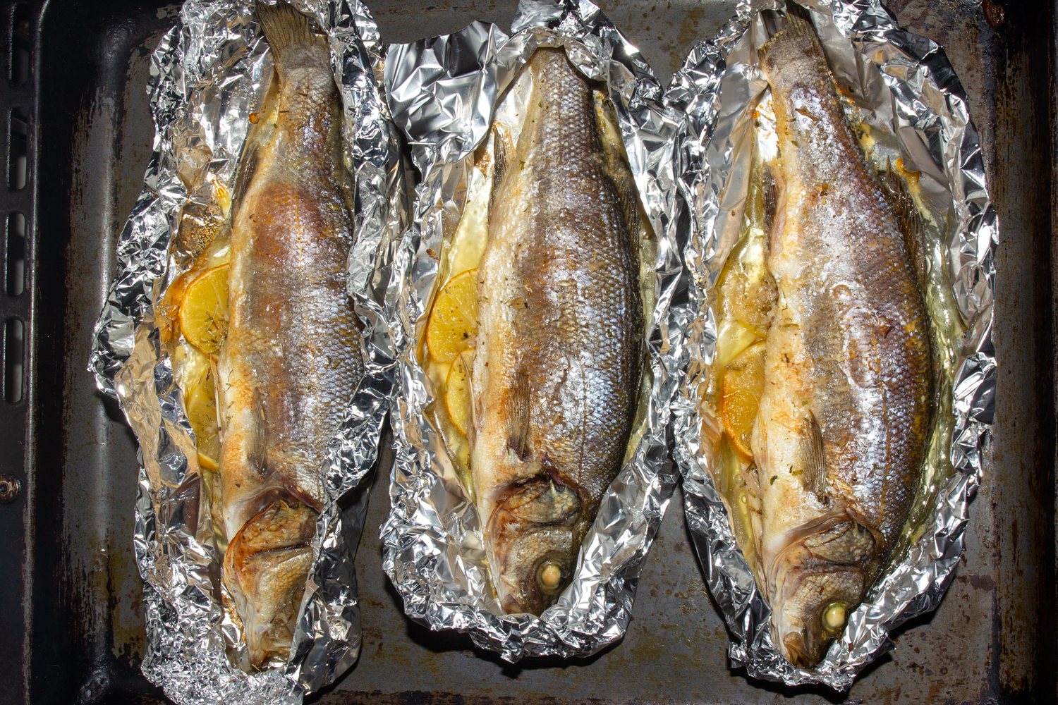 готовая рыба по рецепту Сибас в духовке с розмарином и лимоном