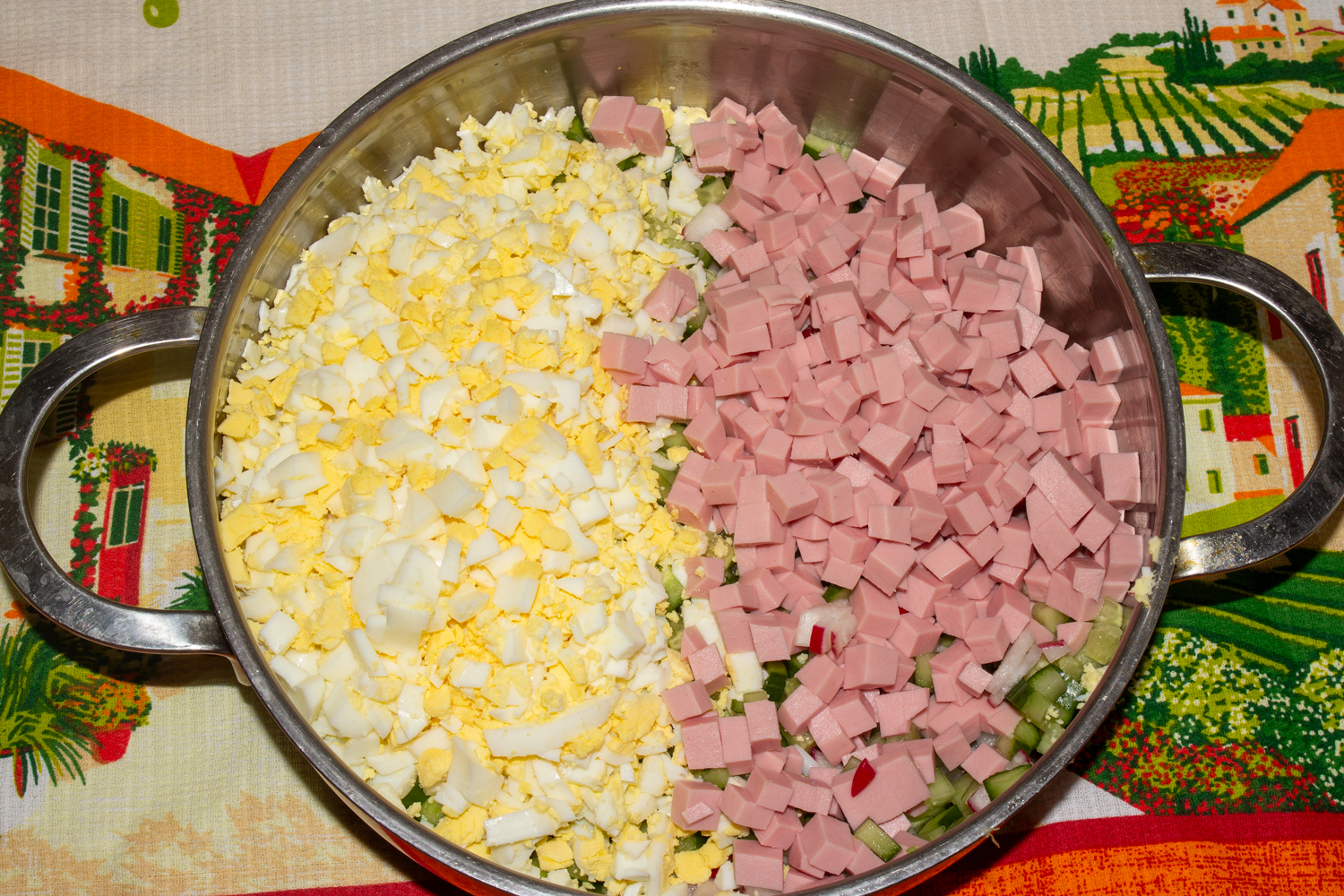 нарезанная колбаса и яйца по рецепту Окрошка с редиской и вареной колбасой без картофеля