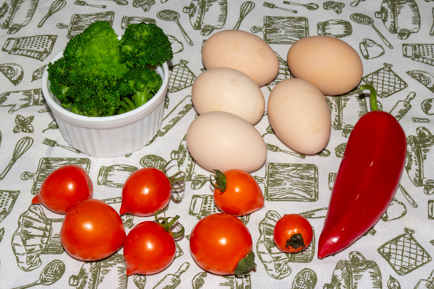 ингредиенты для рецепта Яичница с брокколи и помидором продукты для рецепта Яичница с брокколи и помидором
