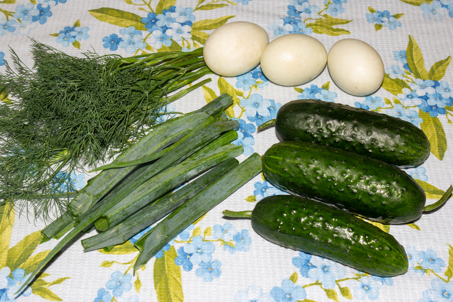 продукты для рецепта Салат с огурцами и яйцами
