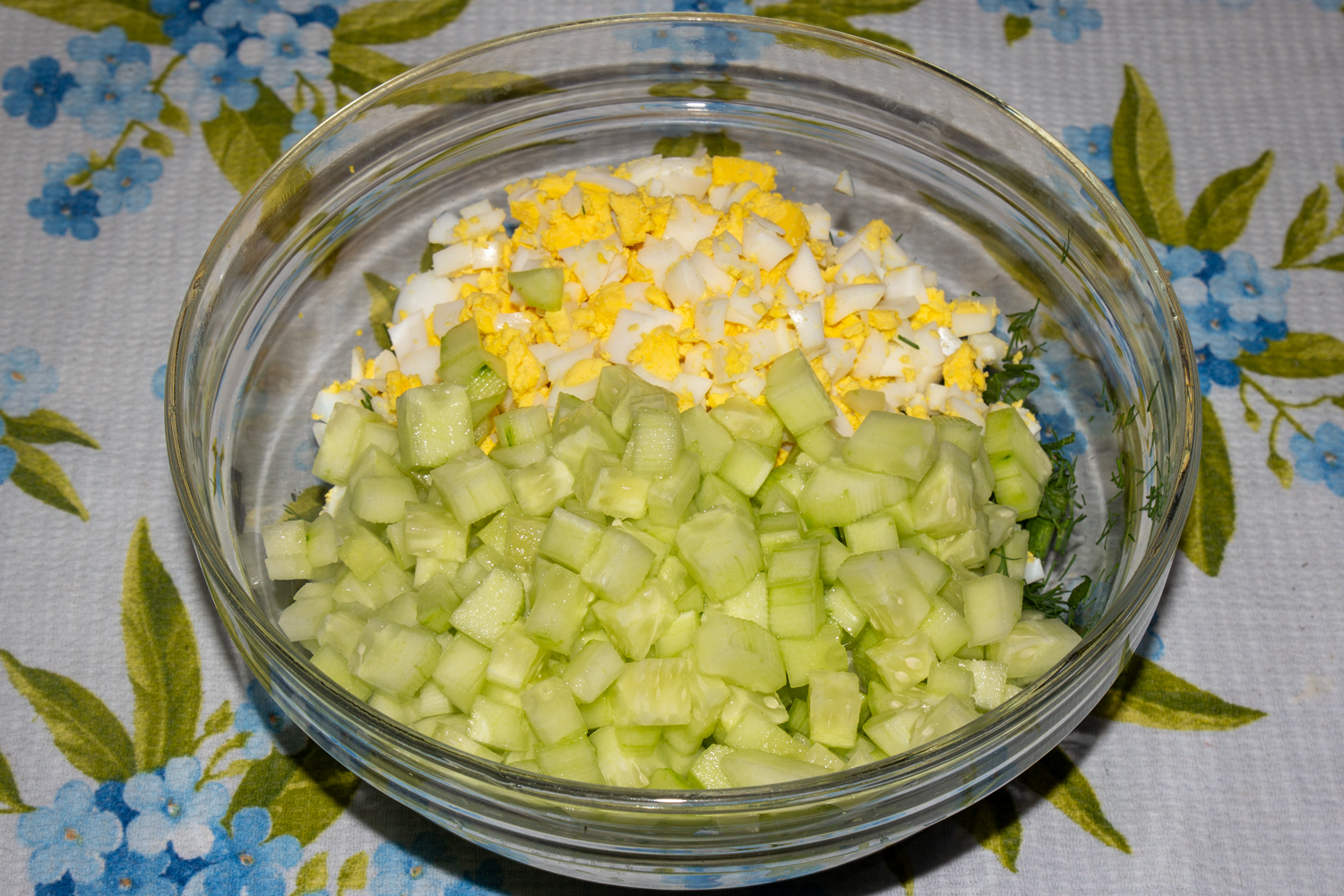 нарезанные продукты для рецепта Салат с огурцами и яйцами