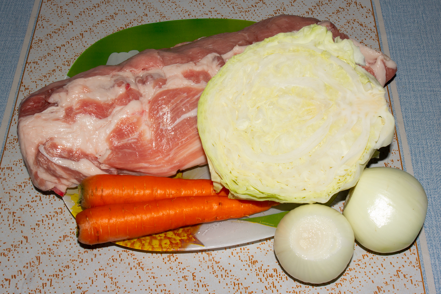 ингредиенты для рецепта Тушеная капуста со свиными ребрышками продукты для рецепта Тушеная капуста со свиными ребрышками