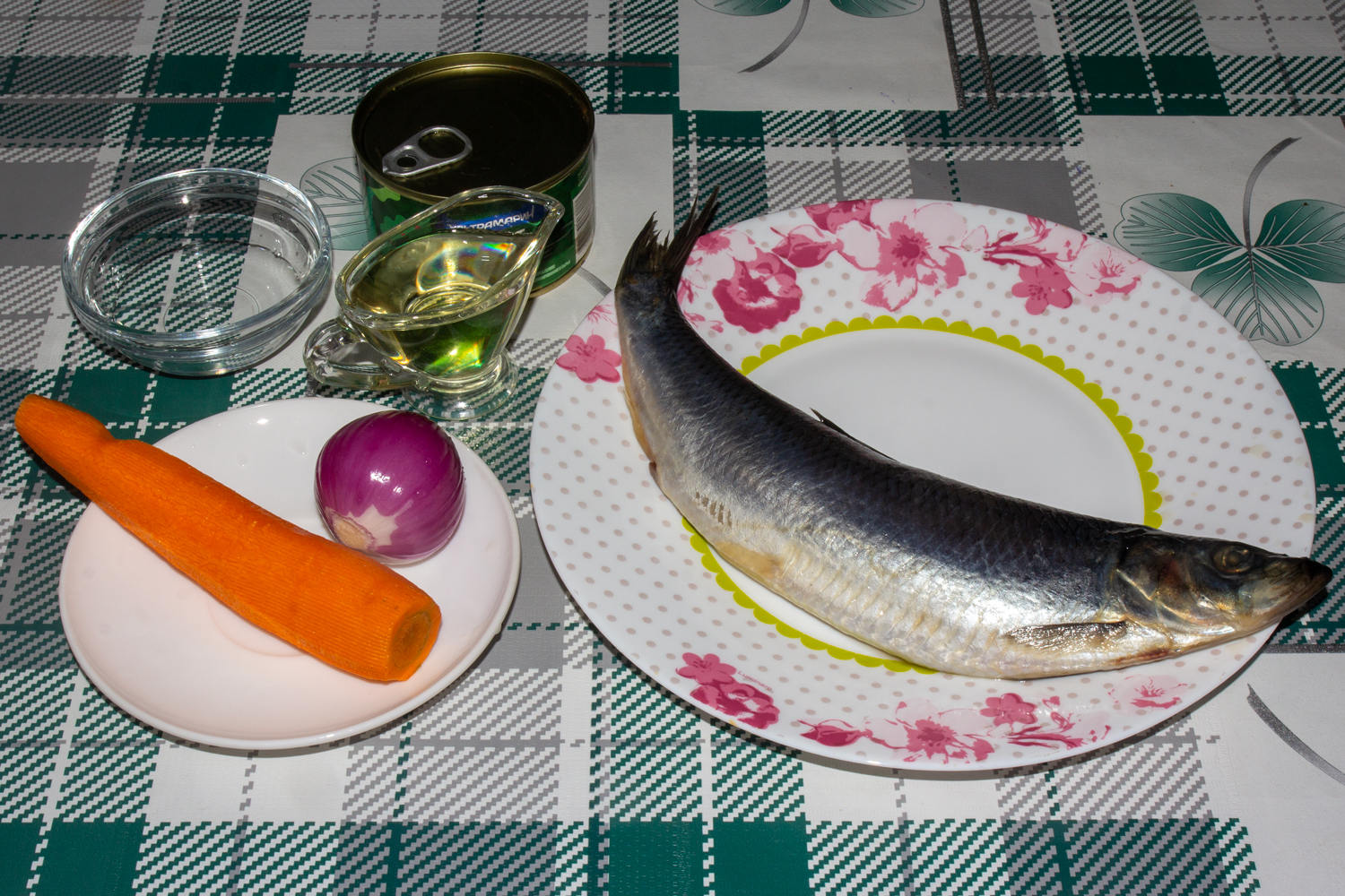 продукты для рецепта Салат из морской капусты с сельдью
