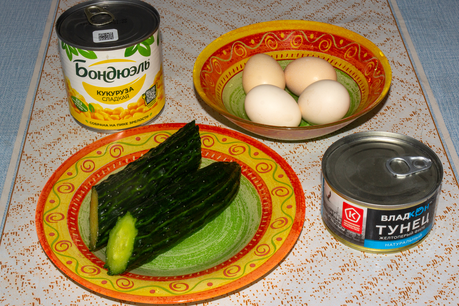 ингредиенты для рецепта Салат Нежный тунец с кукурузой и огурцом продукты для рецепта Салат Нежный тунец с кукурузой и огурцом