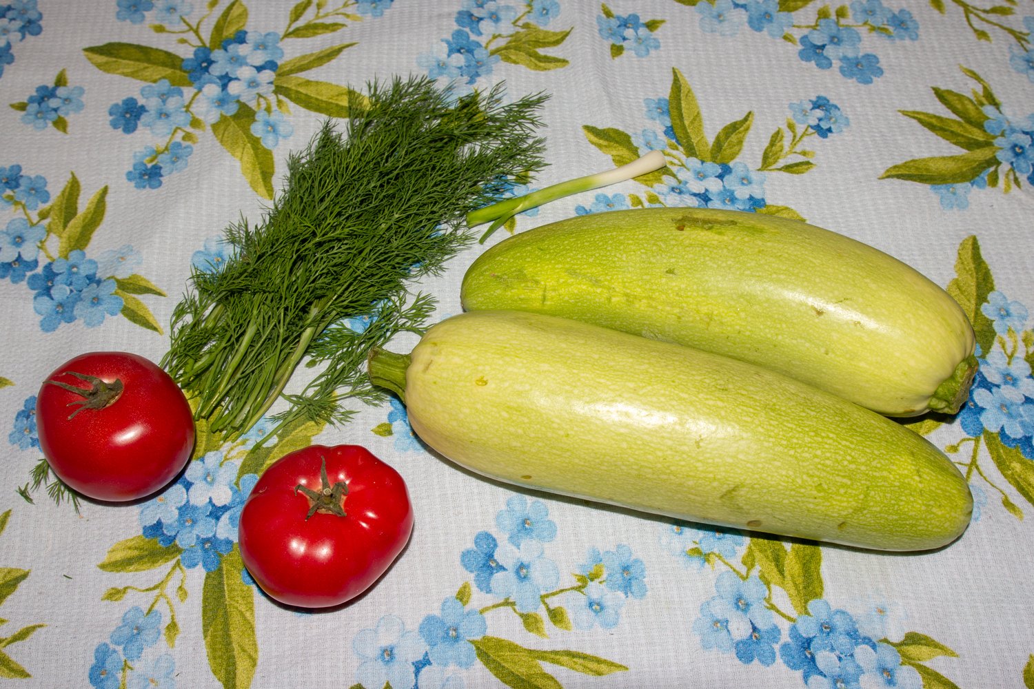 продукты для рецепта Ароматное рагу из кабачков и томатов на сковороде ингредиенты для рецепта Ароматное рагу из кабачков и томатов на сковороде