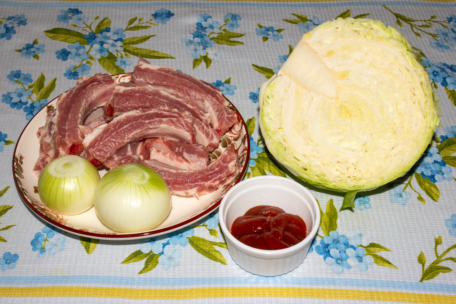 ингредиенты для рецепта Свиные ребрышки с капустой тушеные продукты для рецепта Свиные ребрышки с капустой тушеные