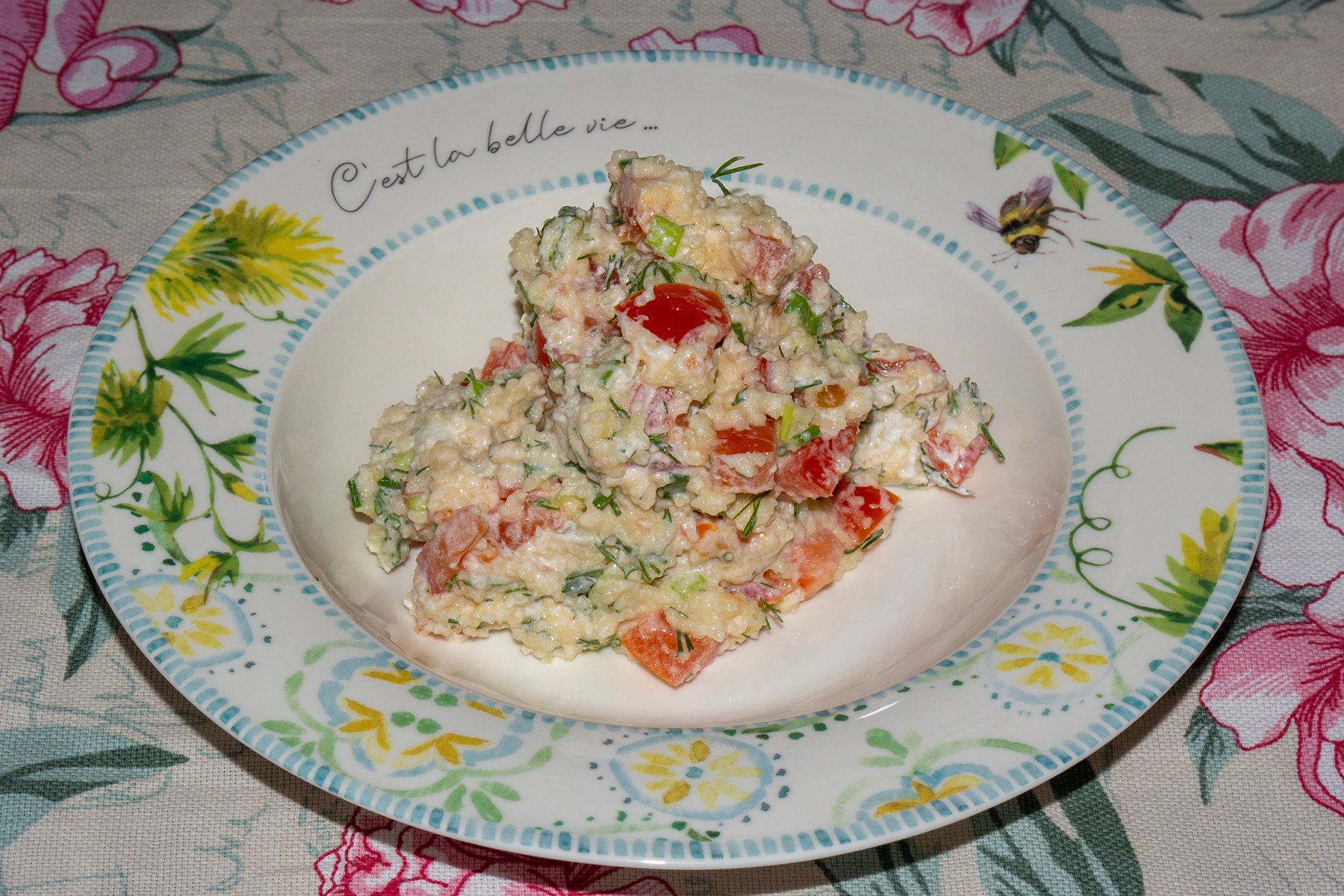 Фото к рецепту Средиземноморский салат с кускусом, помидорами и фетой Средиземноморский салат с кускусом, помидорами и фетой