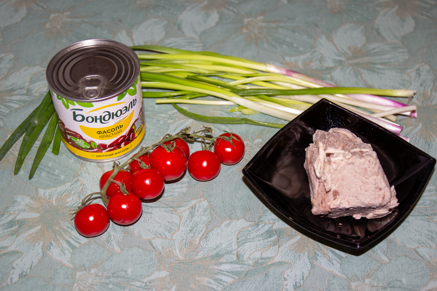продукты для рецепта Салат с вареной свининой, красной фасолью и черри