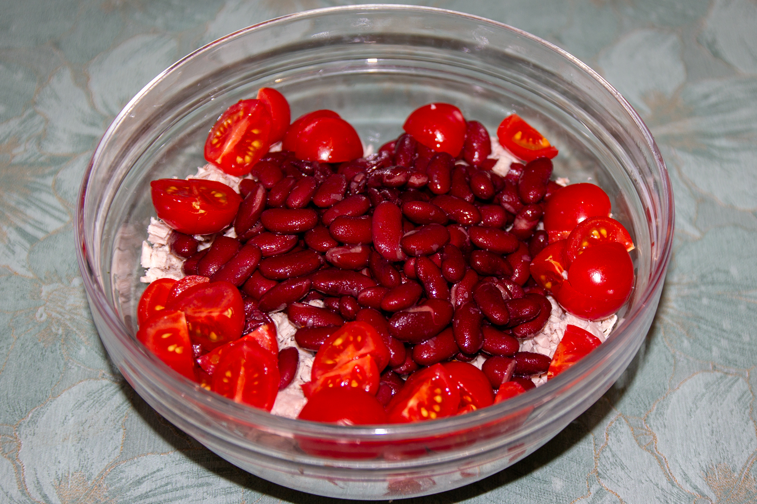 смешанные продукты по рецепту Салат с вареной свининой, красной фасолью и черри