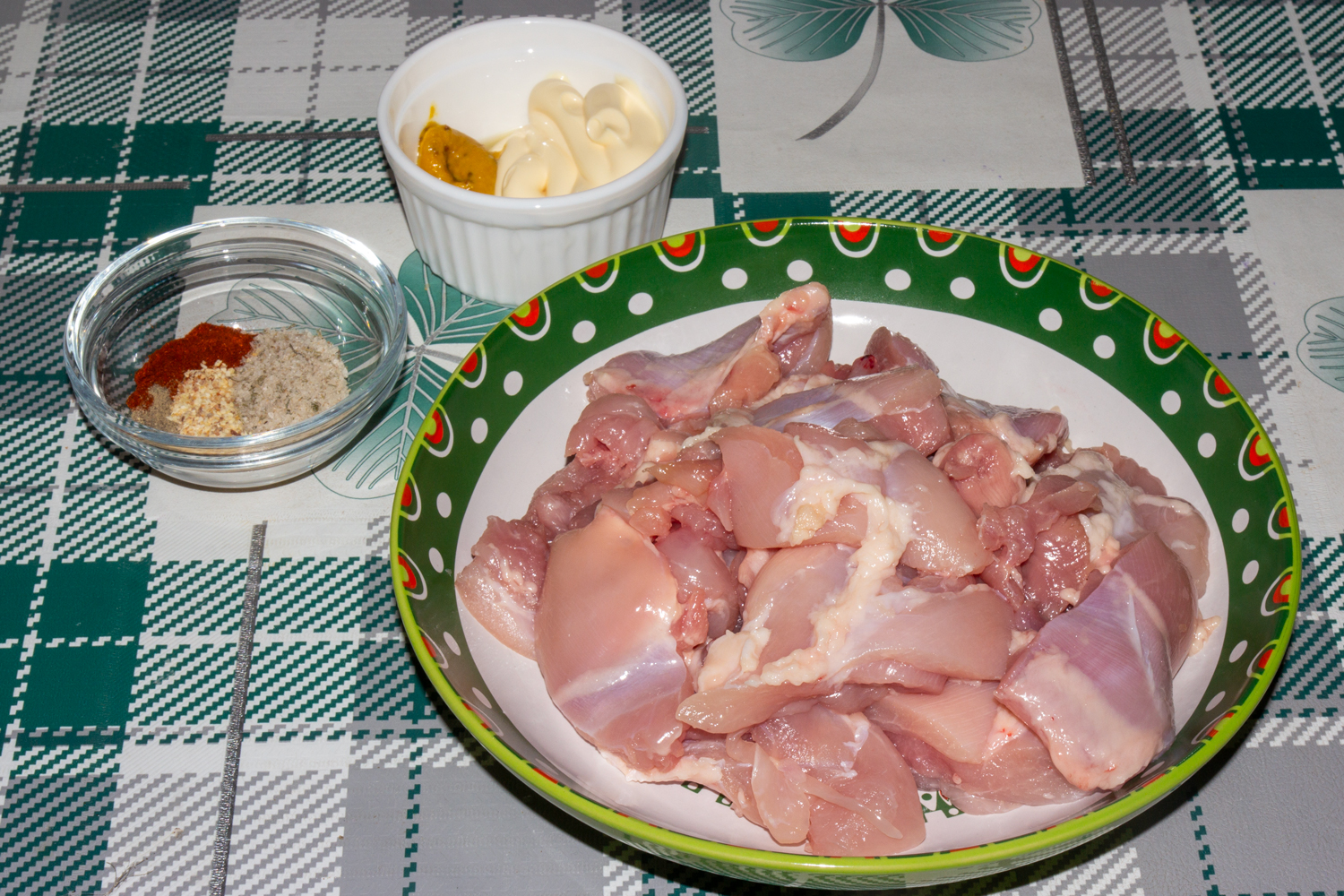 мясо нарежьте по рецепту Шашлычки из куриного филе в аэрогриле нарезанное мясо по рецепту Шашлычки из куриного филе в аэрогриле