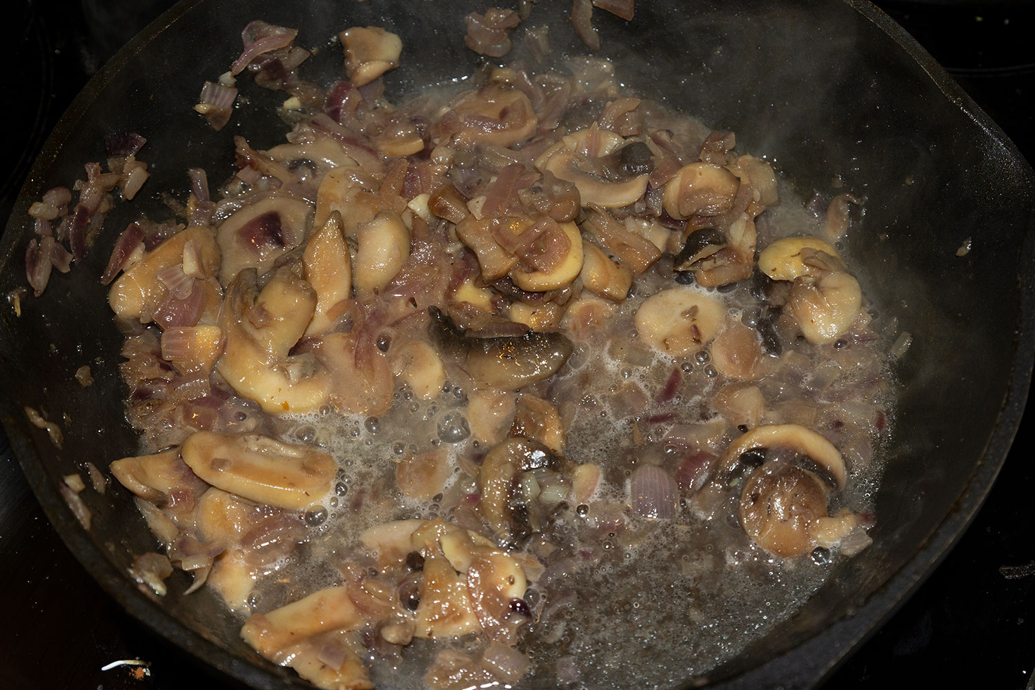 Обжариваем лук и грибы для свинины по-дворянски