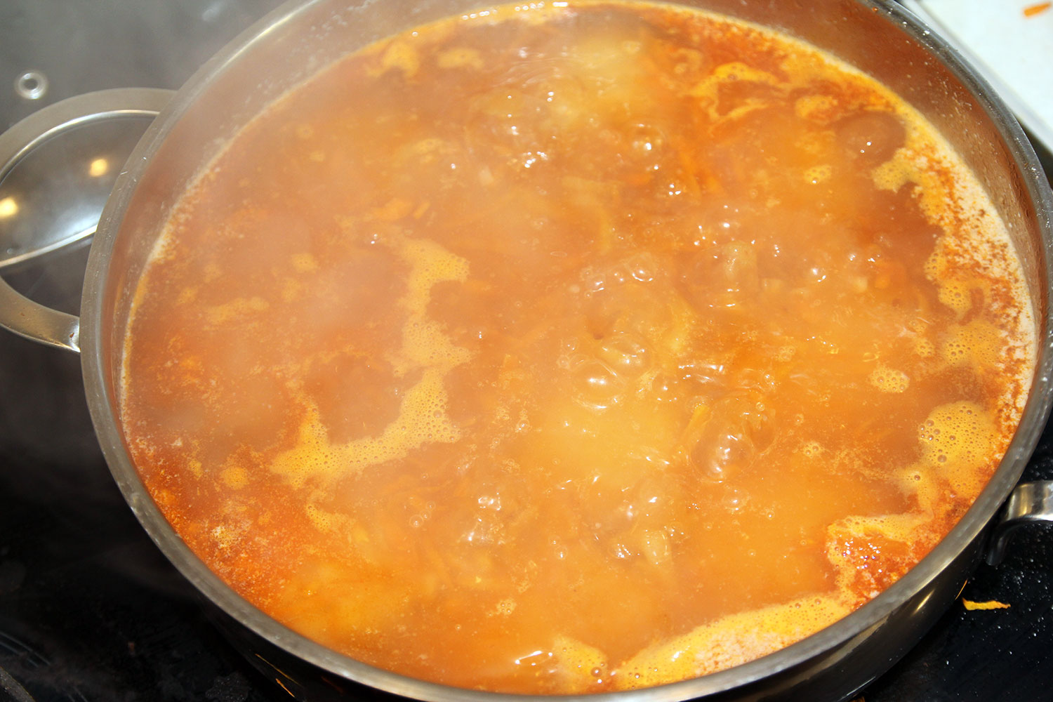 Добавляем лук и морковь в тефтели