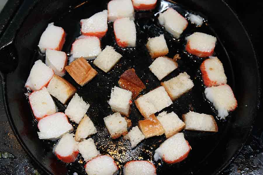 Жарка крабовых палочек с хлебом на растительном масле