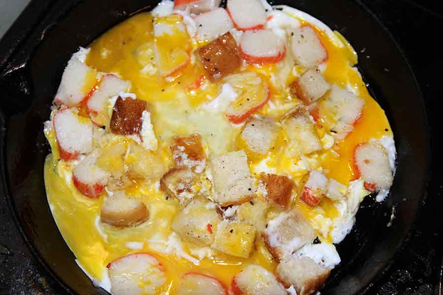 Омлет жарится