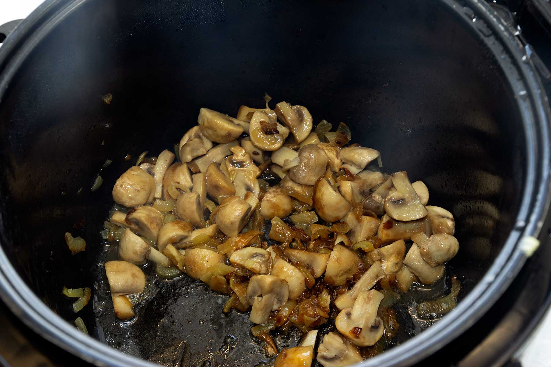 Обжариваем грибы для курицы с грибами