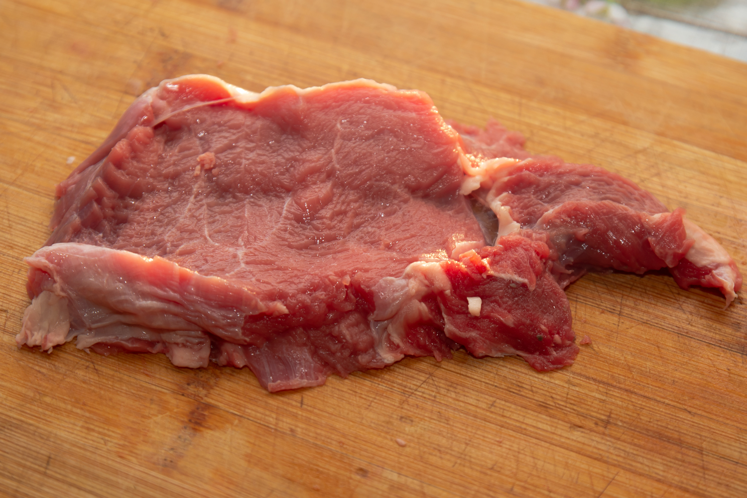 отрезанный кусок мяса по рецепту Говядина в сухарях (ромштекс)