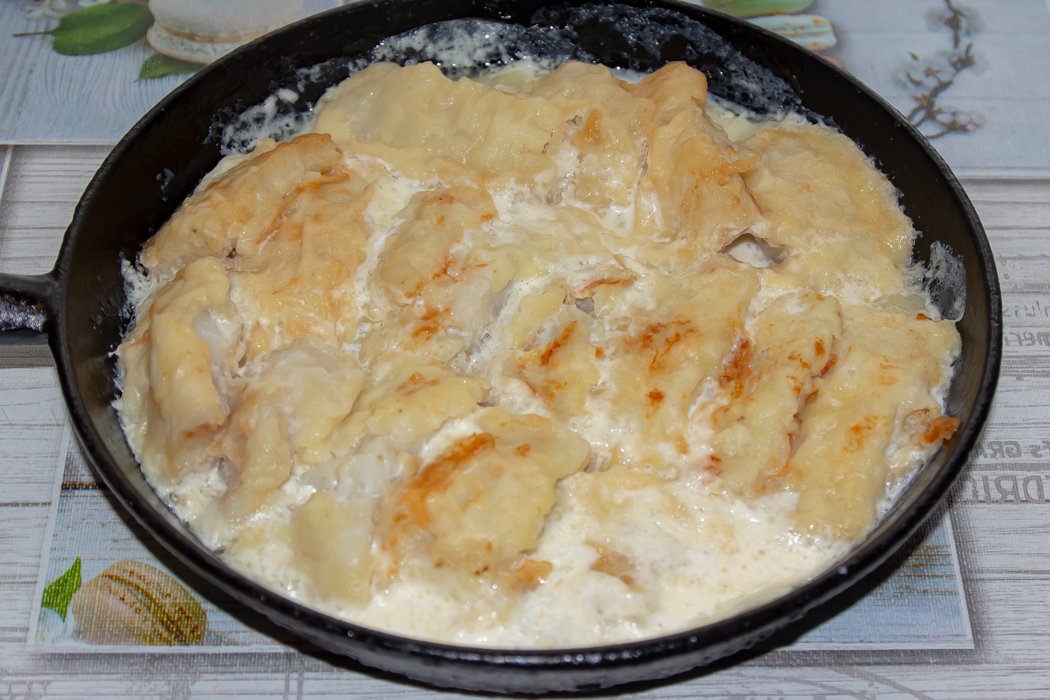 рыба залитая сметаной по рецепту Минтай запеченный в сметане