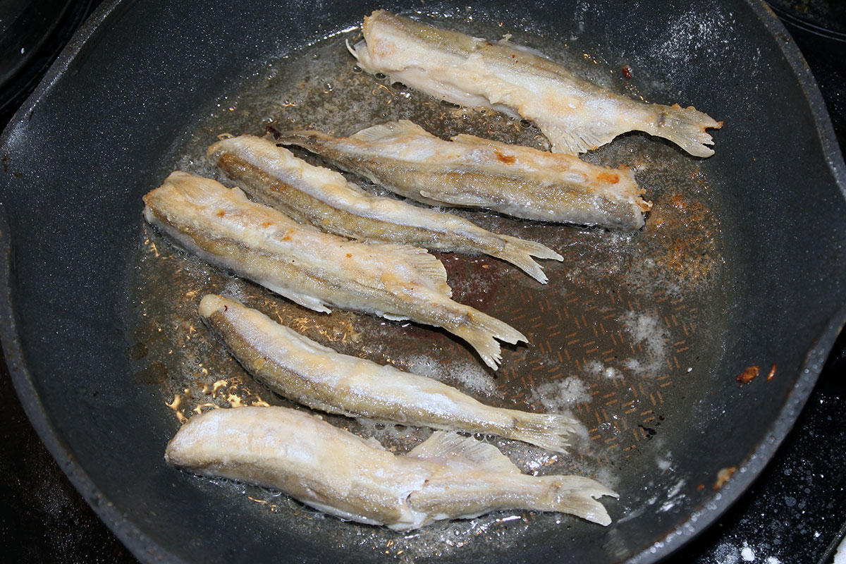 Обжариваем мойву