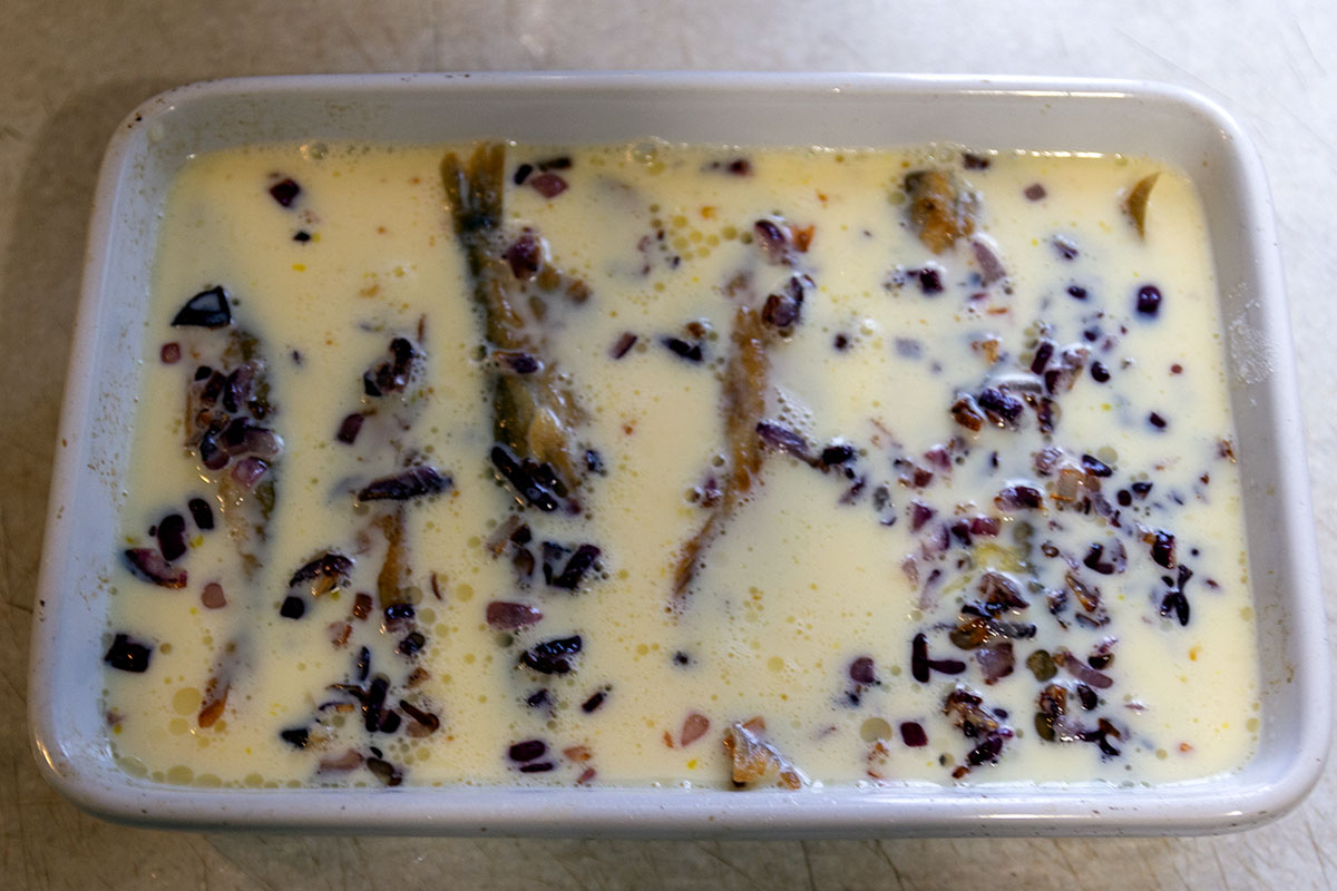 Мойва, залитая омлетом