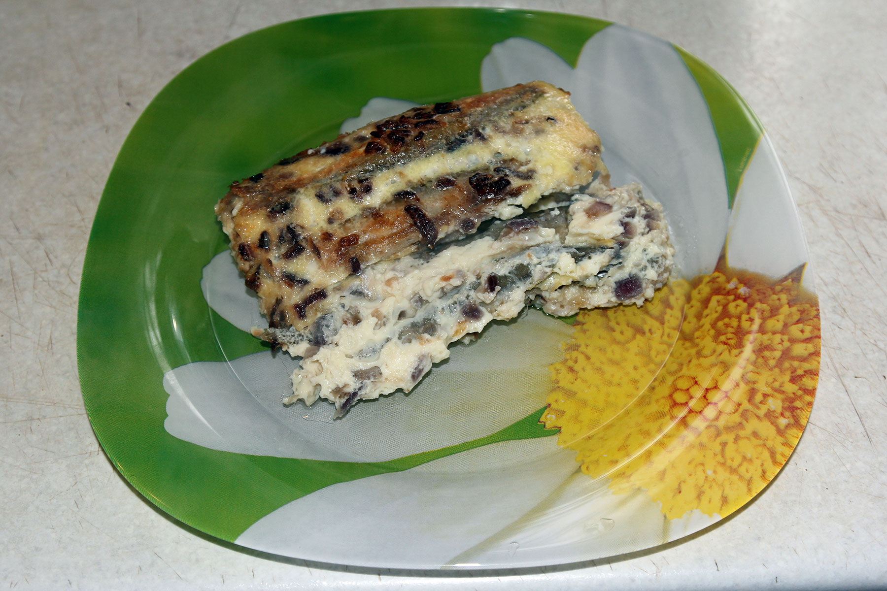 Мойва запеченная в омлете с луком