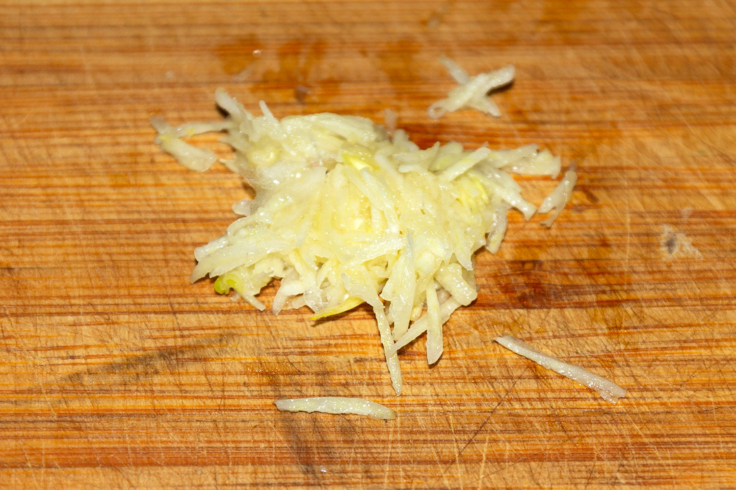 Натрите чеснок на терке для рецепта