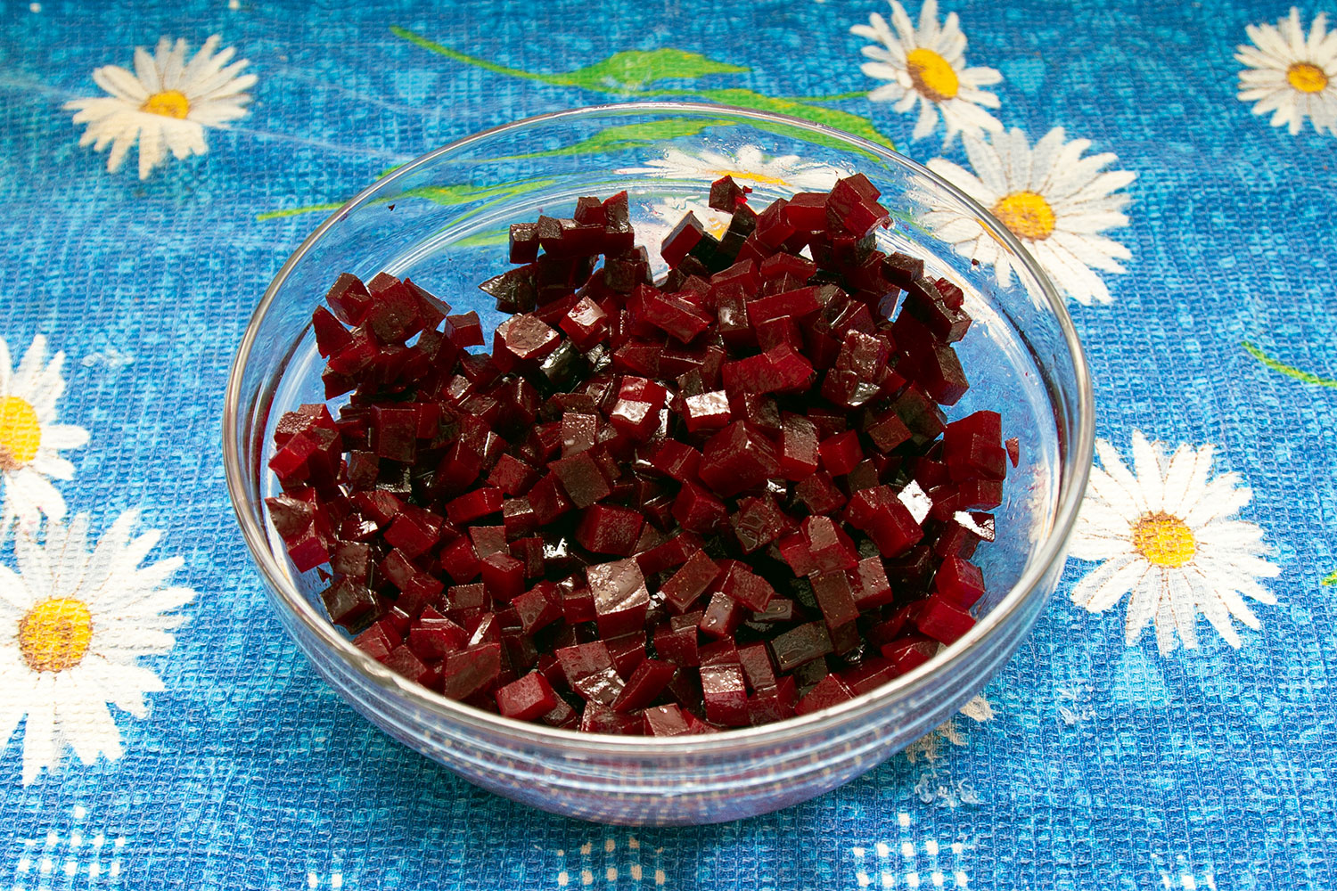 Нарезать свеклу кубиками для рецепта