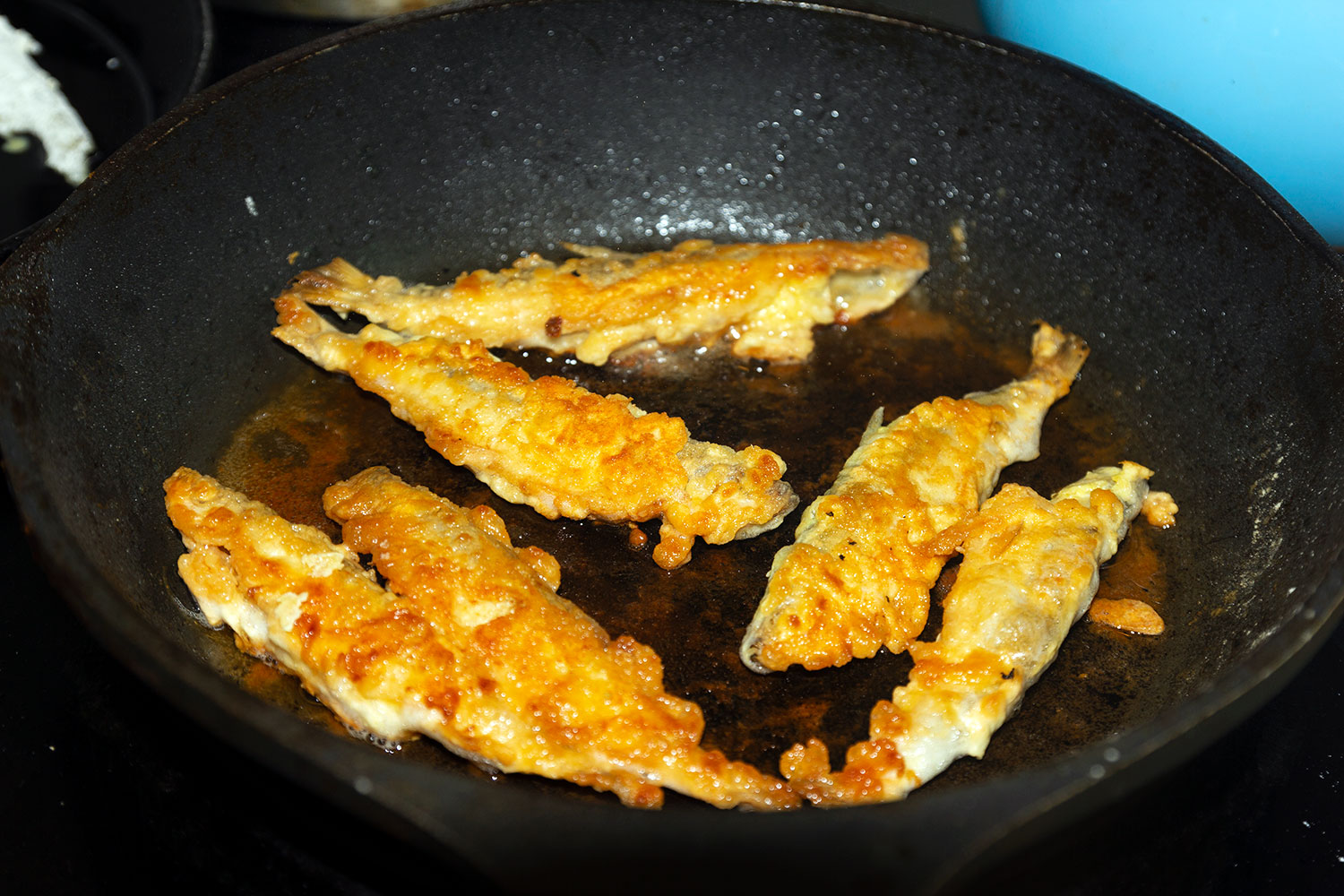 Обжариваем рыбу