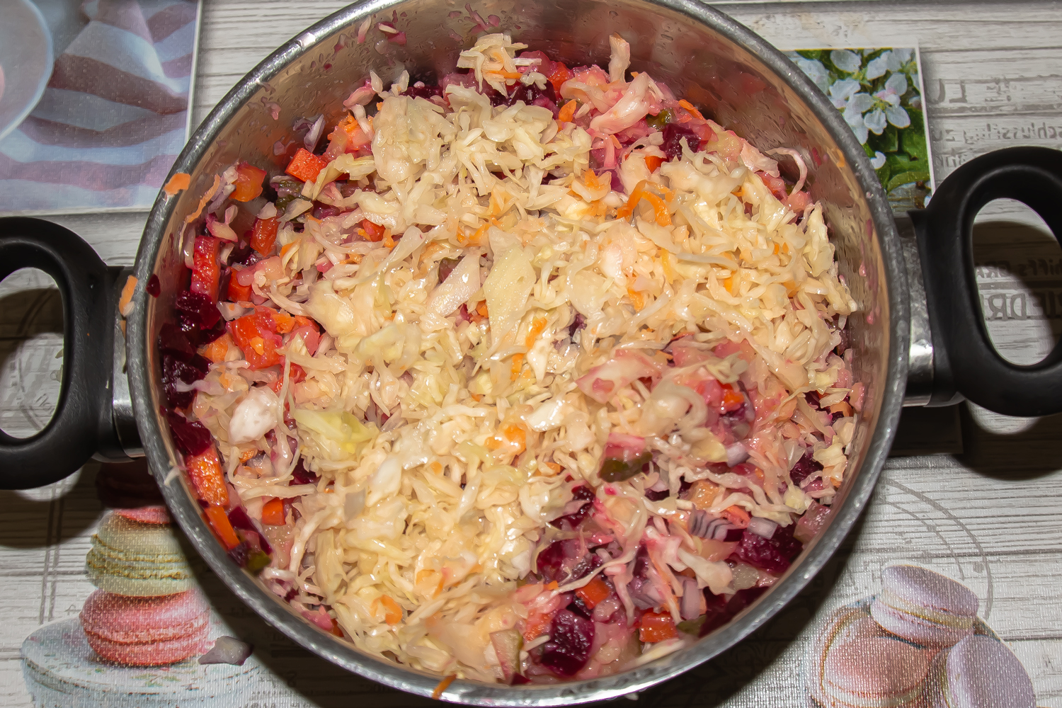 все ингредиенты смешаны в миске по рецепту Винегрет по-монастырски 