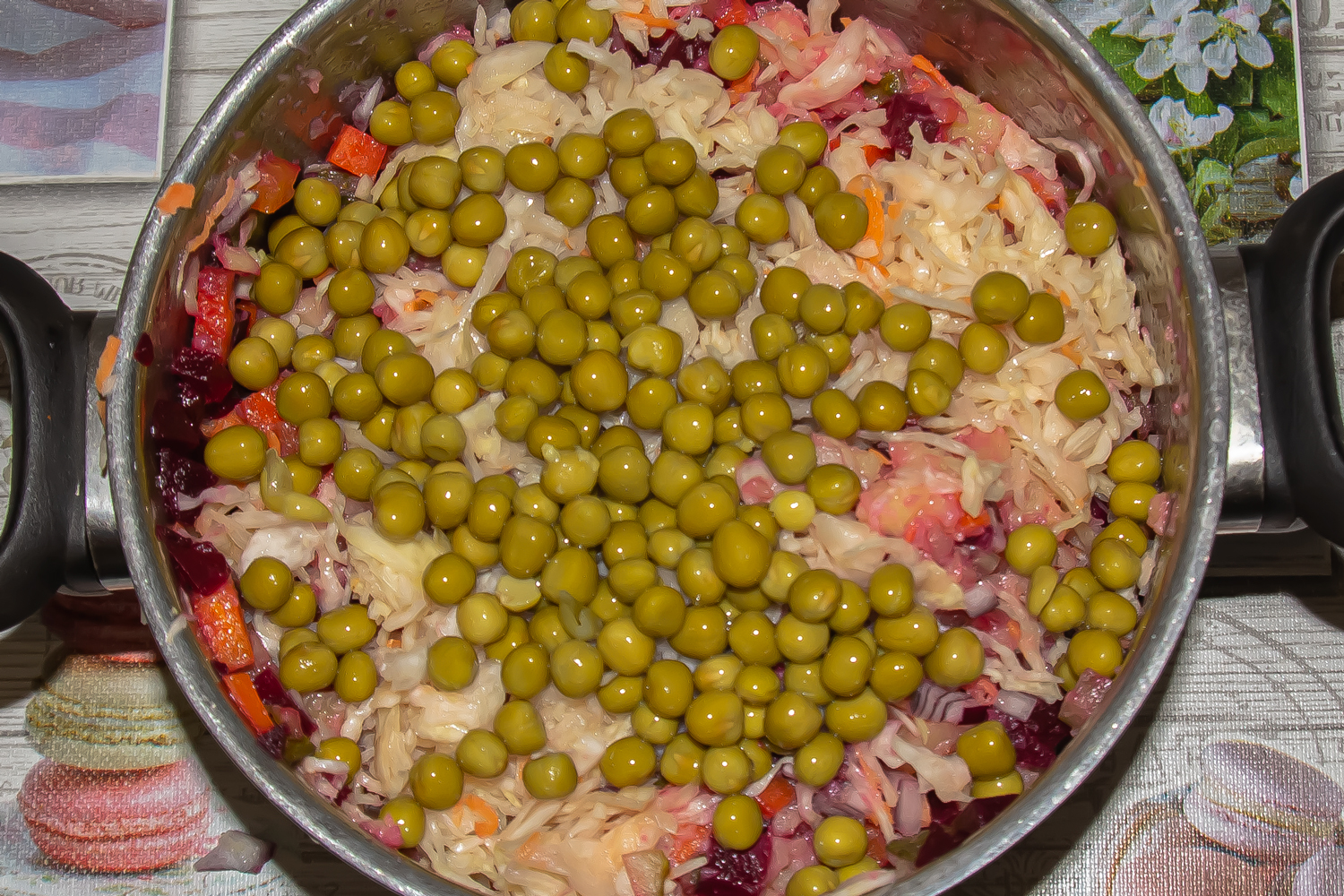 ингредиенты посыпанные горошком по рецепту Винегрет по-монастырски 