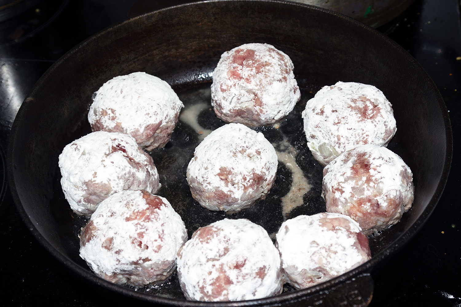 Обаваливаем шарики из фарша в муке для рецепта ежики из мяса