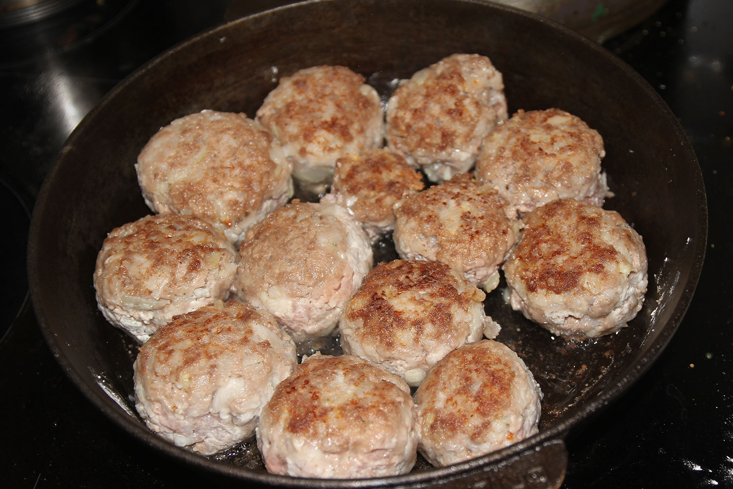 Шарики из фарша слегка обжарить для рецепта ежики из мяса