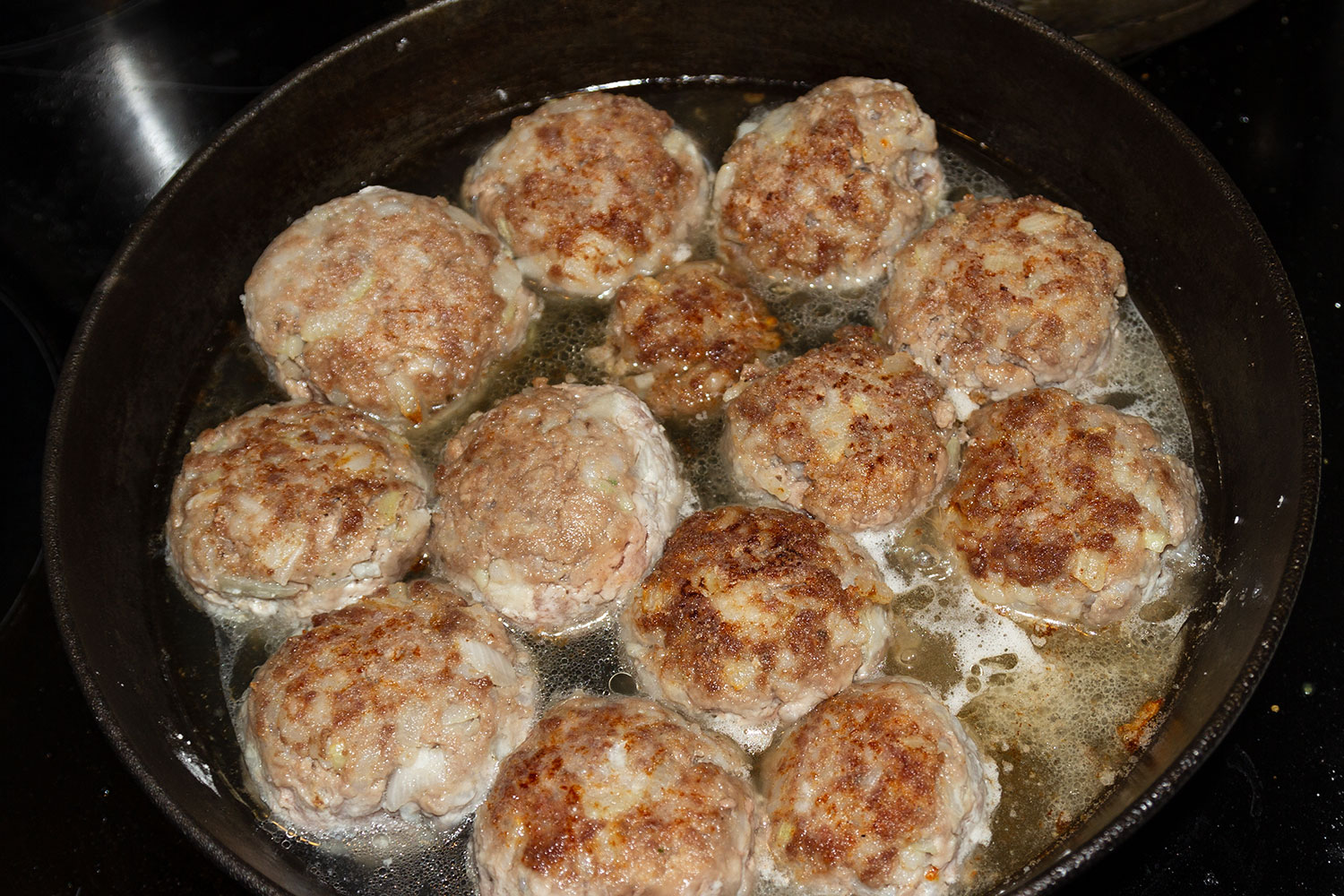 Залить мясные шарики бульоном для рецепта ежики из мяса