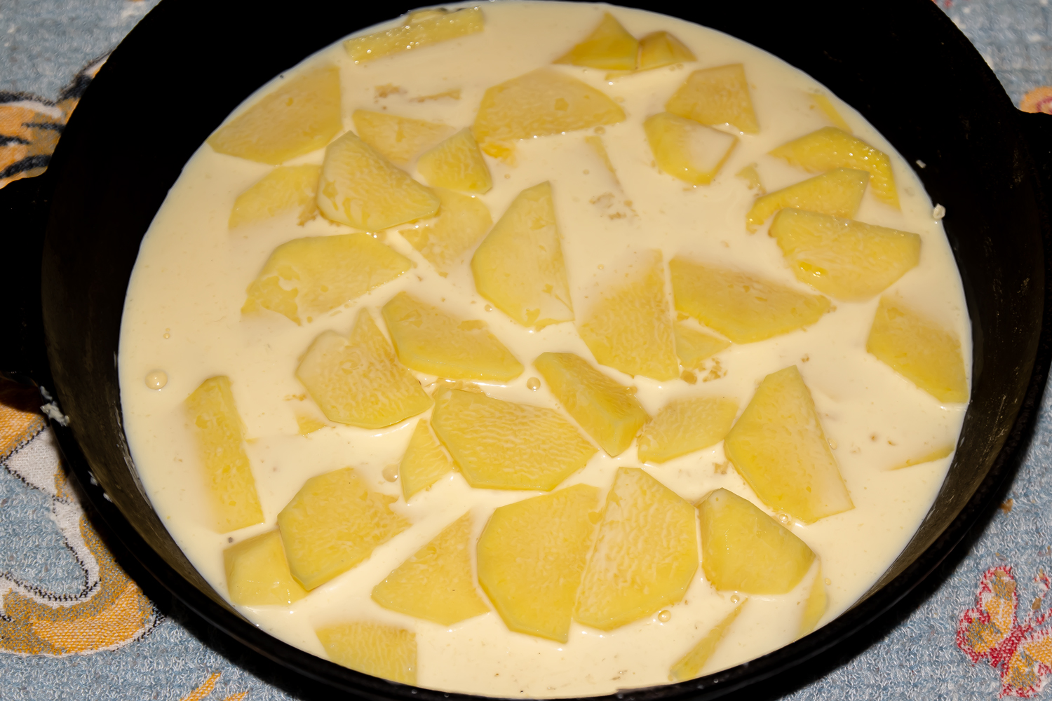 картофель залитый смесью по рецепту Яичница по-деревенски