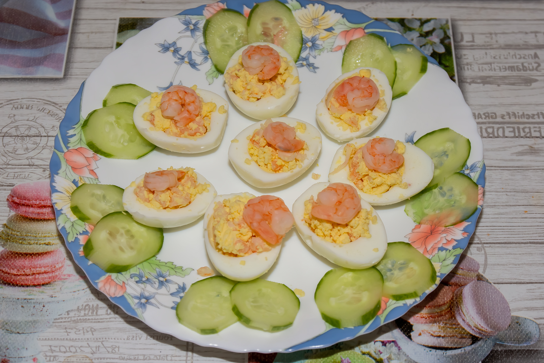 Яйца, фаршированные креветками