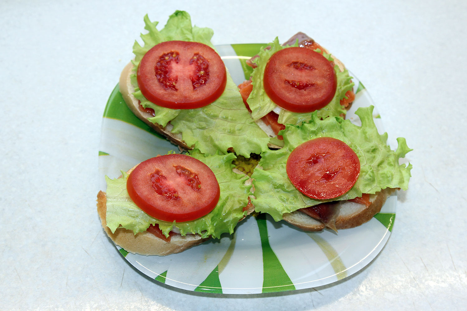 Фото к рецепту Бутерброды с семгой, ломтиками яиц, томатами и салатом Бутерброды с семгой, ломтиками яиц, томатами и салатом