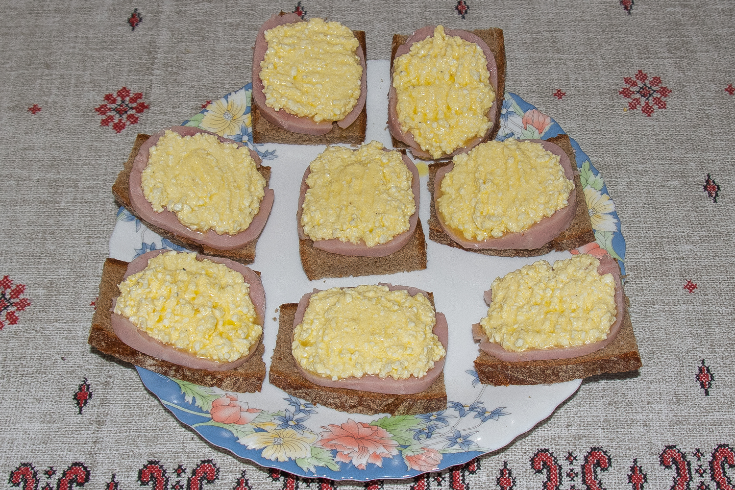 Смазываем хлеб с ветчиной помазкой из творога и яйца по рецепту Бутерброды близнецы